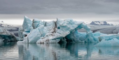 İzlanda 'da Jokulsarlon' daki buzdağları..
