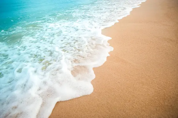 砂浜の背景に青い海の選択的な焦点の柔らかい波 トラベルコンセプト — ストック写真