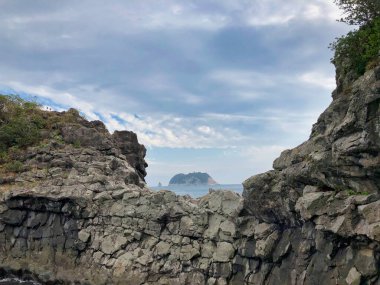 Güney Kore 'deki ada ve kayalardan manzara