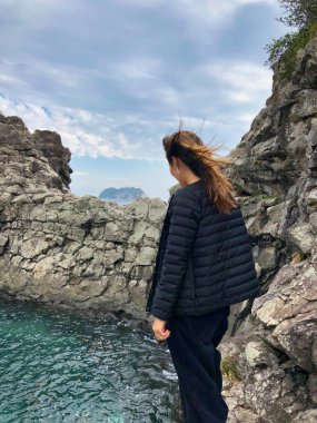 Kadınla arkadan güzel manzara, dağın tepesinden manzara, doğadaki deniz manzarası.