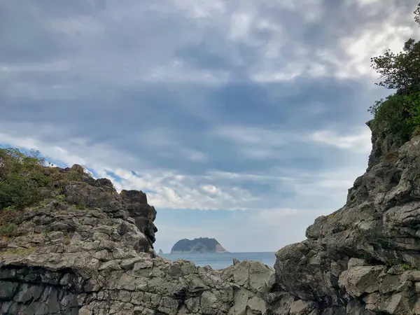 Güney Kore 'deki ada ve kayalardan manzara