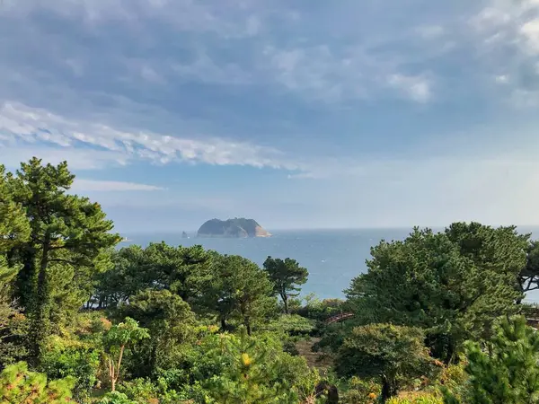 Güney Kore 'deki en yüksek dağdan manzara manzarası düz su ve mavi gökyüzü.