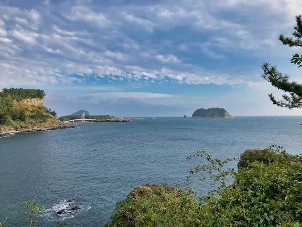 Güney Kore 'deki en yüksek dağdan manzara manzarası düz su ve mavi gökyüzü.