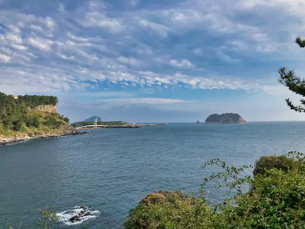 Güney Kore 'deki en yüksek dağdan manzara manzarası düz su ve mavi gökyüzü.