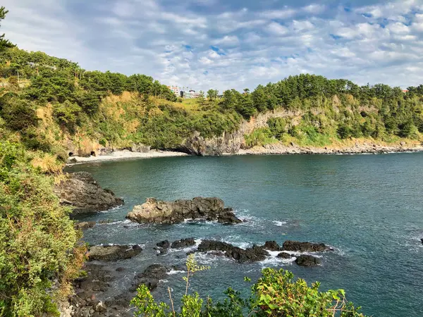 Güney Kore 'deki en yüksek dağdan manzara manzarası düz su ve mavi gökyüzü.