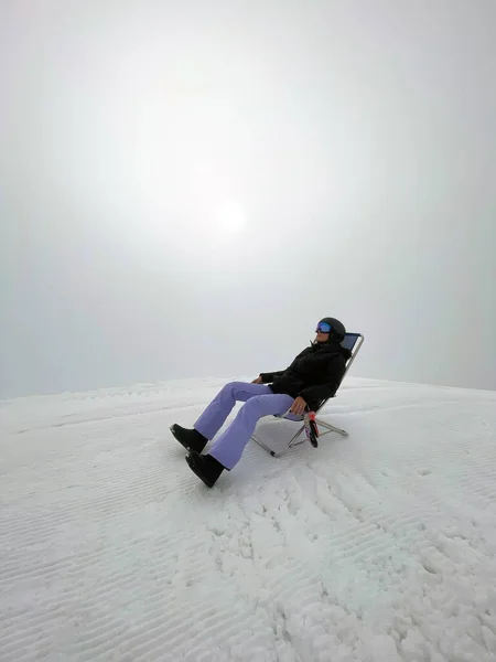 Woman Sitting Top Mountain Chair Fog Break Snowboarding Alps Mountain — Stock Photo, Image