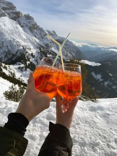 Couple Holds Glasses Aperol Glass Goblets Straws Mountain Top Panoramic — Stock Photo, Image