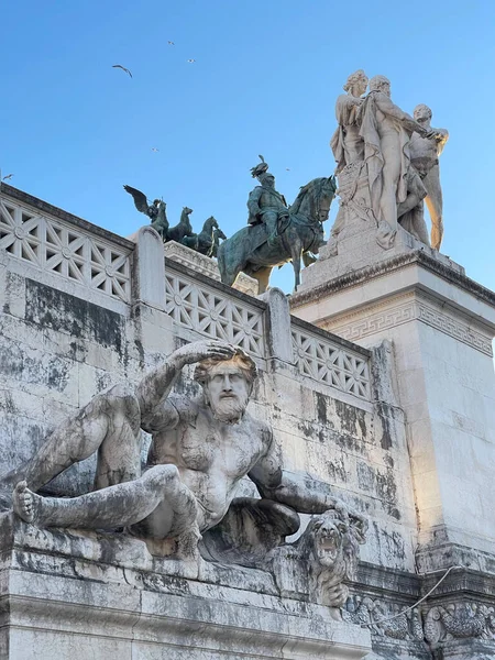 Roma, İtalya 'da Uzaklara Bakan Görünüşlü Adam Heykeli