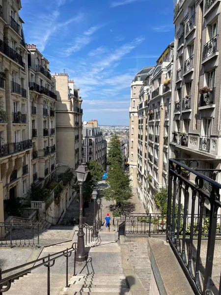 Zarif Merdivenli Charming Parisian Sokak Sahnesi: Fransa 'nın Şehir Mimarı ve Avrupa Tarihi Tarihi Tarihi