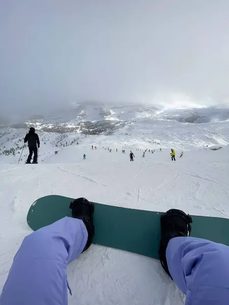 Pronti Una Discesa Adrenalinica Uno Snowboarder Con Tavola Sullo Sfondo — Foto Stock