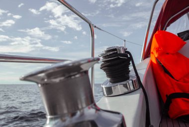 Bir can yeleği, navigasyon sisteminin yanındaki modern bir teknede bulunur. Modern tekne. Tekne gezisi. Navigasyon sistemi olan bir yat. Yüksek kalite fotoğraf