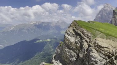 Parlak gökyüzünün altındaki görkemli dağlar doğa meraklıları için mükemmel. Dolomitler. İtalya. 