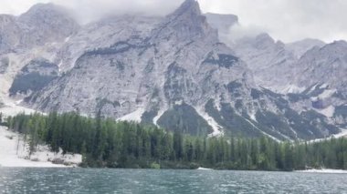 Bereketli yeşillik ve gölü olan çarpıcı bir dağ manzarası. 