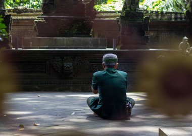 Bereketli yeşillik ve antik mimarinin arasında huzurlu bir yansıma anı..