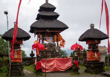 A picturesque Balinese temple showcasing intricate design and vibrant colors. clipart