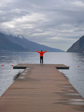 Muhteşem dağlarla çevrili bir rıhtımda duran ve sakin sularındaki doğanın güzelliğini kusursuz bir şekilde yansıtan sakin bir göl..