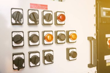 Elektrik sayacını kapatın, bir apartman kompleksi ya da açık deniz petrol ve gaz santrali için elektrik sayacı..