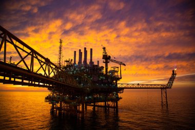 Üretim için açık deniz inşaat platformu. Petrol ve gaz endüstrisi ve sıkı çalışma. Üretim platformu ve işletim süreci kontrol odasından elle ve otomatikman çalışıyor.