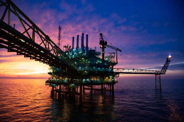 Üretim için açık deniz inşaat platformu. Petrol ve gaz endüstrisi ve sıkı çalışma. Üretim platformu ve işletim süreci kontrol odasından elle ve otomatikman çalışıyor.