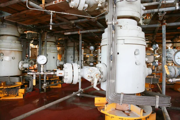 在平台上的石油和天然气生产插槽 井口控制对石油和钻机行业 重工业在离岸石油和天然气业务 — 图库照片