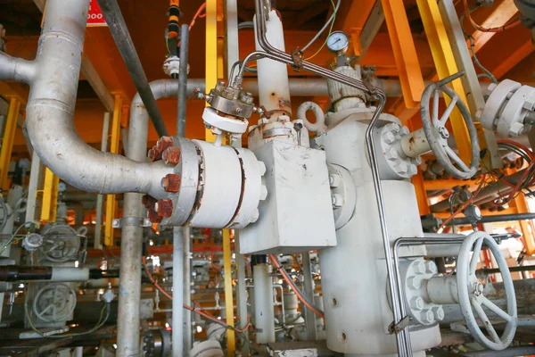 在平台上的石油和天然气生产插槽 井口控制对石油和钻机行业 重工业在离岸石油和天然气业务 — 图库照片