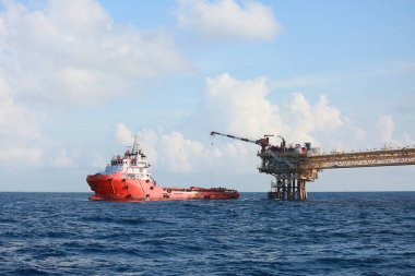 Üretim için açık deniz inşaat platformu. Petrol ve gaz endüstrisi ve sıkı çalışma. Üretim platformu ve işletim süreci kontrol odasından elle ve otomatikman çalışıyor.
