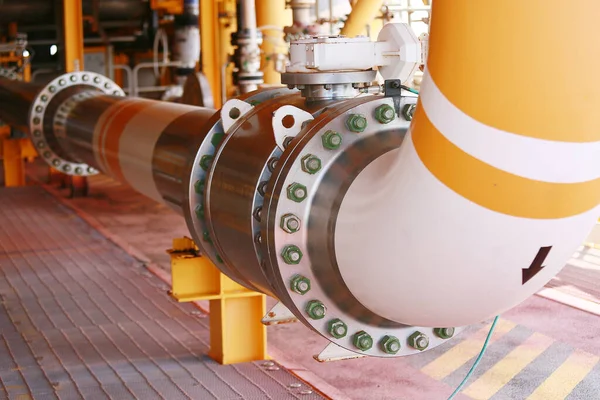 オートメーションシステムによる生産 ガスプロセスおよび制御のための石油 ガスプラットフォーム上のパイプライン ガス産業におけるオペレーター制御製品 — ストック写真