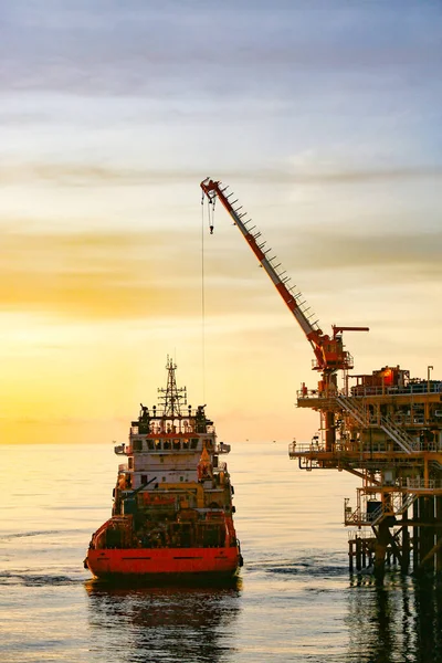 海上石油和天然气工业 由石油技术员经营 工人步行到石油和天然气厂按常规计划工作 石油和天然气厂维护和运营工作范围 — 图库照片
