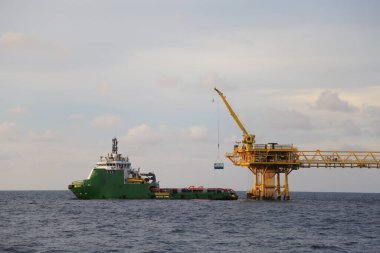 Üretim için açık deniz inşaat platformu. Petrol ve gaz endüstrisi ve sıkı çalışma. Üretim platformu ve işletim süreci kontrol odasından elle ve otomatikman çalışıyor.