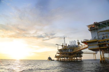 Üretim için açık deniz inşaat platformu. Petrol ve gaz endüstrisi ve sıkı çalışma. Üretim platformu ve işletim süreci kontrol odasından elle ve otomatikman çalışıyor.