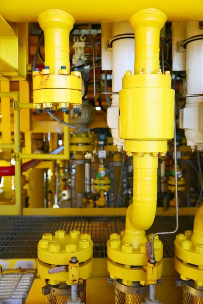 オートメーションシステムによる生産 ガスプロセスおよび制御のための石油 ガスプラットフォーム上のパイプライン ガス産業におけるオペレーター制御製品 — ストック写真