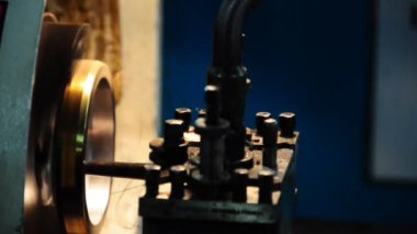 Bir atölyede torna makinesi, teknisyen tarafından çalıştırılan torna ve işletim parçası, makine parçası veya otomobil parçası çalışmasını düzenle.