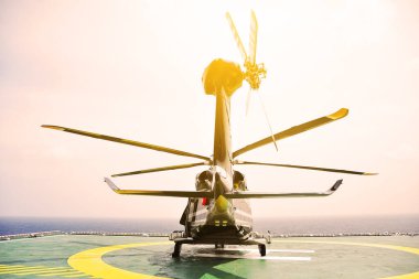 Helikopter iniş pilot ve yardımcı pilot zemin ve destek hizmeti için gerekli pilot olarak iletişim subayı. Helikopter petrol ve doğal gaz platform güvertede iniş