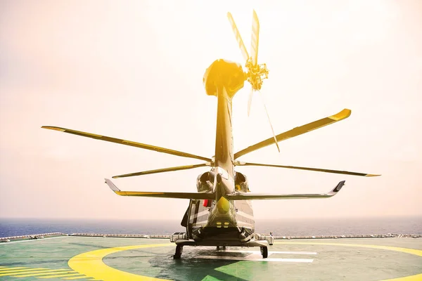ヘリコプター着陸役員パイロットと地面とサポート サービスの必要なパイロットと副操縦士との通信 石油と天然ガス プラットフォームでデッキに着陸するヘリコプター — ストック写真
