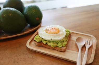 Kahvaltı sabah restoranda ya da kafede servis edilir. Şefin hazırladığı yiyecek ve içecekler ve içecek. Sağlıklı yiyecekler ve abur cuburlar insanlar tarafından seçildi..