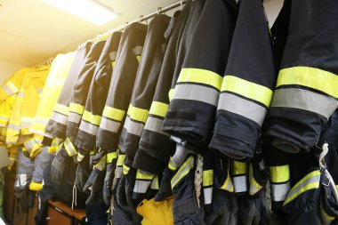 Petrol ve gaz endüstrisi, iş, avcı ateşi ile yangın elbisesi ve koru itfaiyeci, güvenlik ekibi için takım başarılı itfaiyeci itfaiyeci zaman durumda ateş.