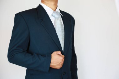 Takım elbiseli ve konsept sahibi bir işadamı işiyle savaşıyor. Ticari konsept ve iş ile savaşmak için eylem. İş adamı ile endüstri kavramı ve sunum dosyası için eylem.