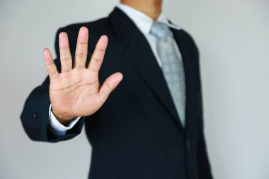 Takım elbiseli ve konsept sahibi bir işadamı işiyle savaşıyor. Ticari konsept ve iş ile savaşmak için eylem. İş adamı ile endüstri kavramı ve sunum dosyası için eylem.