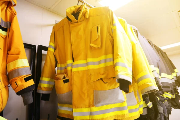 石油およびガス産業 火戦闘機のための火のスーツと保護消防 セキュリティ チームのスーツで成功した消防士消防士とき火災事例 — ストック写真