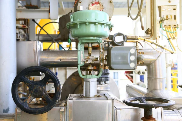 圧力制御バルブの石油と天然ガスのプロセスで Plc コマンドとしてバルブのアクチュエータにバルブおよび流体制御機器ガス供給プログラム ロジック制御 Plc コント ローラーによって制御されます — ストック写真