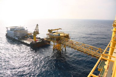 Üretim için açık deniz inşaat platformu. Petrol ve gaz endüstrisi ve sıkı çalışma. Üretim platformu ve işletim süreci kontrol odasından elle ve otomatikman çalışıyor.