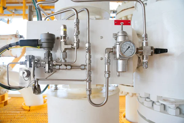コントローラユニットを閉じるか プラットフォーム上の油およびガスプロセスの制御プロセス 技術者又は制御室による石油及びガスのプロセスの装置を制御するためのコントローラ — ストック写真