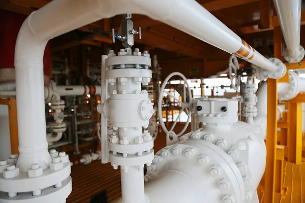 流形线的石油和天然气生产中由程序或技术员石油控制 阀功能关闭并打开由可编程控制石油和天然气生产的控制室 — 图库照片