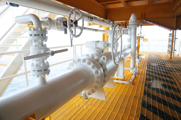 プログラムまたは技術者の石油によって制御される石油 ガス生産の吸気ライン 開閉する弁機能制御のオイルおよびガスの生産のコントロール ルームでプログラマブル — ストック写真