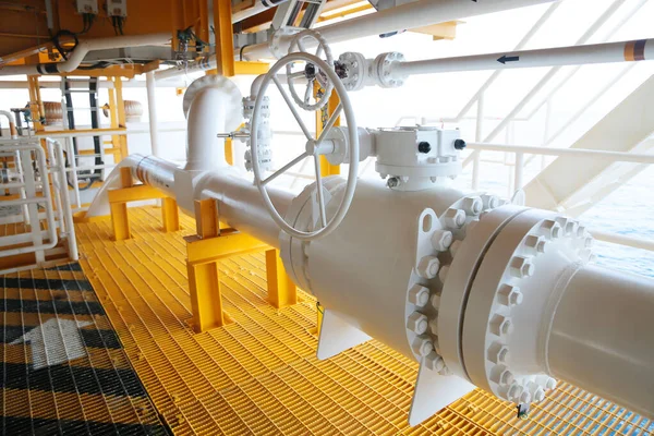 流形线的石油和天然气生产中由程序或技术员石油控制 阀功能关闭并打开由可编程控制石油和天然气生产的控制室 — 图库照片