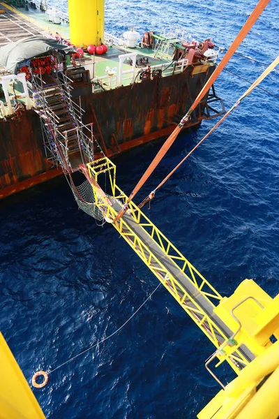 Gangway Van Bevoorradingsboot Binnenschip Naar Het Olie Gasplatform Activiteit Ondersteunde — Stockfoto