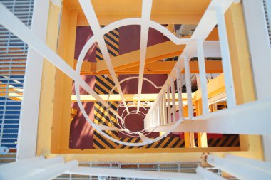 Üretim için açık deniz inşaat platformu. Petrol ve gaz endüstrisi ve sıkı çalışma. Üretim platformu ve işletim süreci kontrol odasından elle ve otomatikman çalışıyor.