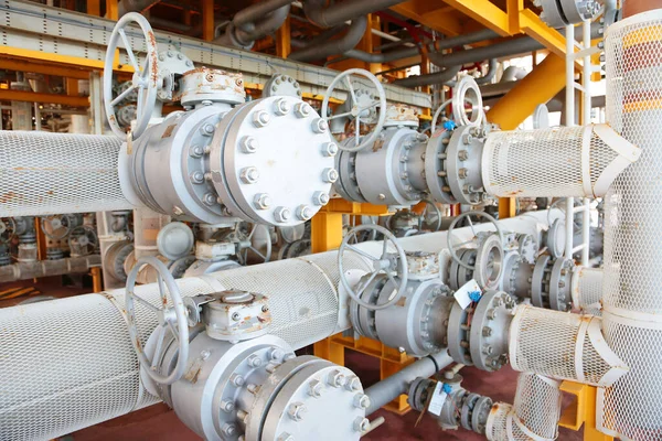 プログラムまたは技術者の石油によって制御される石油 ガス生産の吸気ライン 開閉する弁機能制御のオイルおよびガスの生産のコントロール ルームでプログラマブル — ストック写真