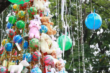 Hediye ya mutlu bir yeni yıl günü ya da mutlu bir noel günü için. Partide kalanlara verilen hediyelerin çoğu. Parti konsepti ve yeni yıl partisinin teması. Hediyeyi aldığın için mutlu bayram. 