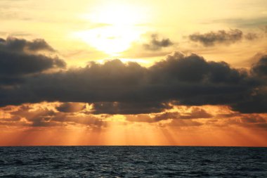 Gün batımı ve gün doğumu zamanı, doğa arkaplanı ve metin için boş alan, doğada aşk ya da romantik arkaplan hissetmek, bulutlu gökyüzü arkaplanı, günbatımında ya da gün doğumunda doğa arkaplanı.